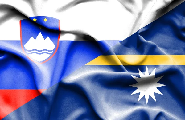 Viftande flagga nauru och Slovenien — Stockfoto