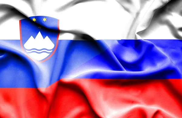 Flagge Russlands und Sloweniens schwenkend — Stockfoto