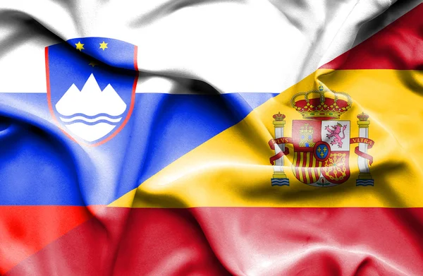 Flagge Spaniens und Sloweniens schwenken — Stockfoto