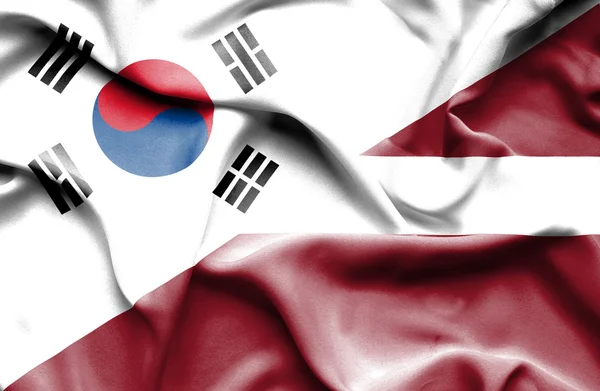 Flagge Lettlands und Südkoreas schwenken — Stockfoto