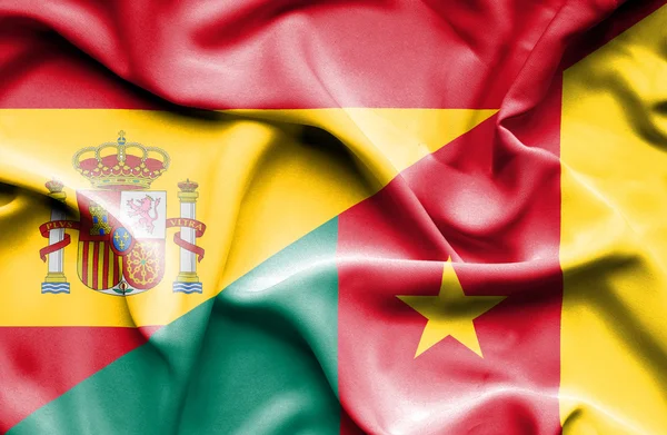 Mávání vlajkou Kamerun a Španělsko — Stock fotografie