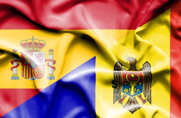 Flagge von Moldawien und Spanien schwenkend — Stockfoto