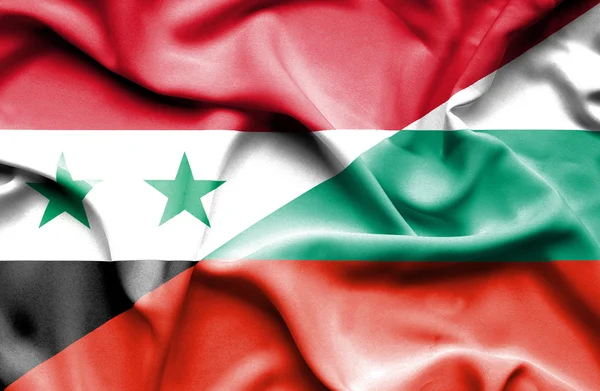Vlající vlajka Bulharska a Sýrie — Stock fotografie