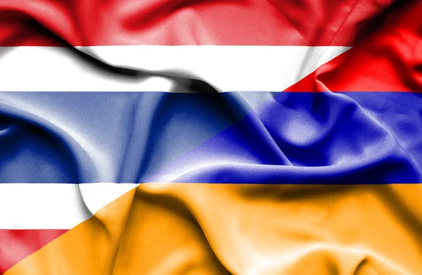 Flagge von Armenien und Thailand schwenkend — Stockfoto