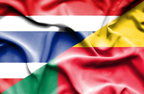 Flagge von Benin und Thailand schwenken — Stockfoto