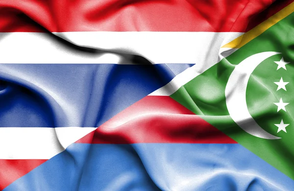 Komor Adaları ve Tayland bayrağı sallayarak — Stok fotoğraf