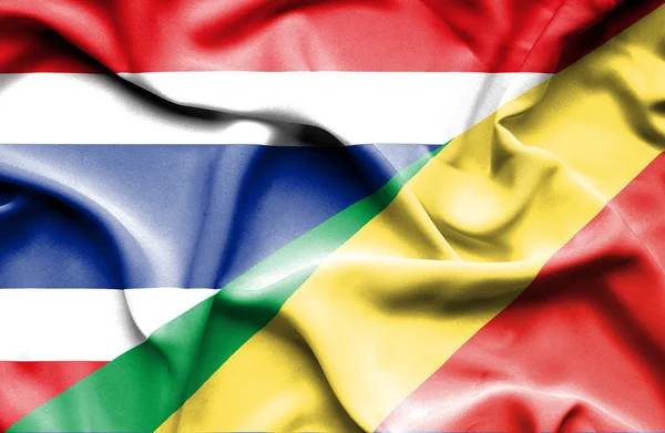 Flagge der Republik Kongo und Thailand schwenkend — Stockfoto