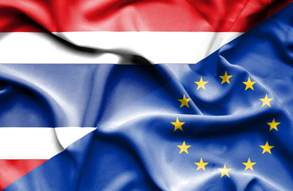 Wapperende vlag van de Europese Unie en thailand — Stockfoto