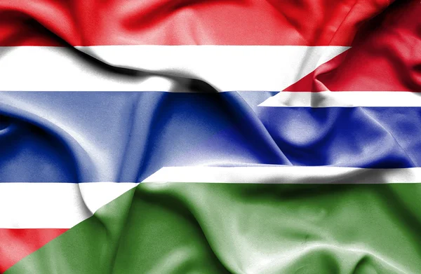 Ondeando la bandera de Gambia y Tailandia — Foto de Stock