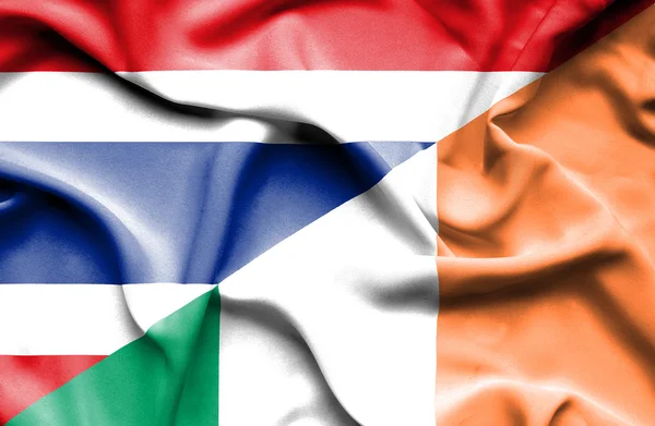Bandeira ondulada da Irlanda e Tailândia — Fotografia de Stock