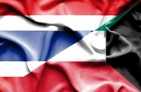 Wapperende vlag van Koeweit en thailand — Stockfoto
