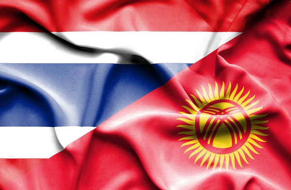 Sventolando bandiera del Kirghizistan e della Thailandia — Foto Stock
