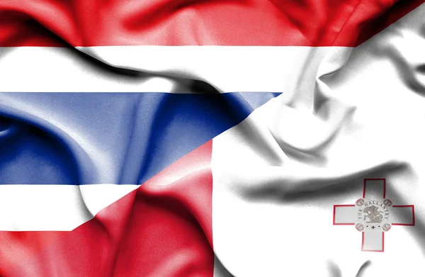 Flagge Maltas und Thailands schwenken — Stockfoto