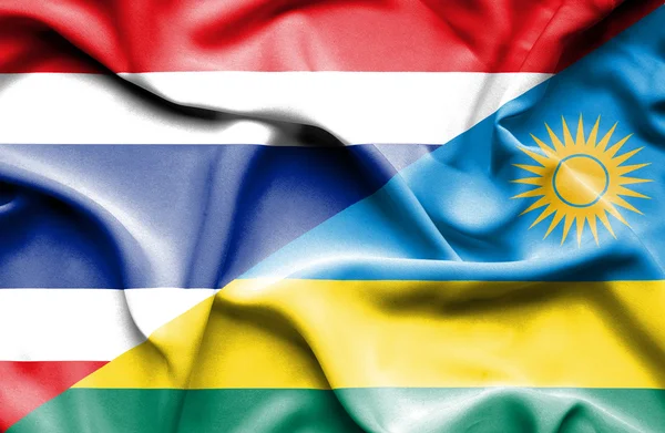 Drapeau agitant du Rwanda et de Thaïlande — Photo