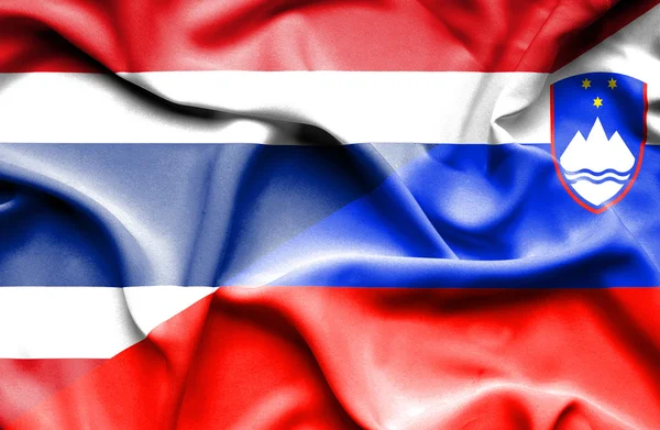 Szlovénia és Thaiföld hullámzó zászlaja — Stock Fotó