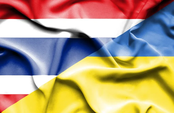 Flagge der Ukraine und Thailands schwenkend — Stockfoto