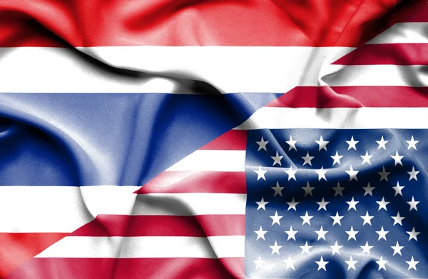 Drapeau agitant des États-Unis d'Amérique et de Thaïlande — Photo