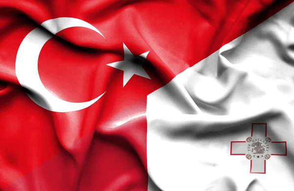 Viftande flagga av malta och Turkiet — Stockfoto