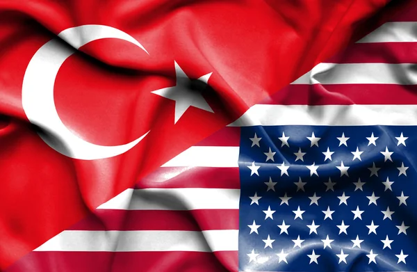 Amerika Birleşik Devletleri ve Türk bayrağı sallayarak — Stok fotoğraf