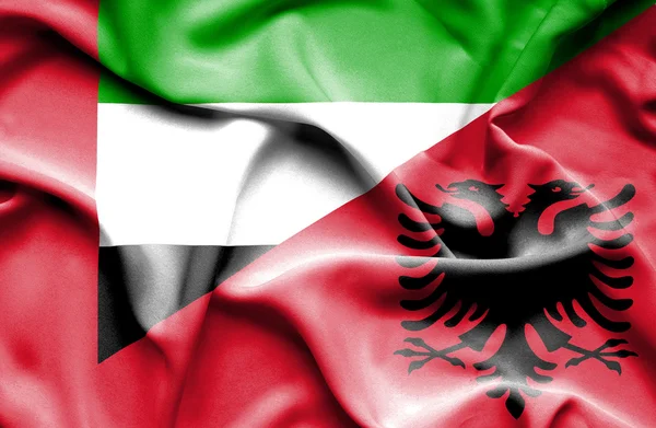Arnavutluk ve Birleşik Arap Emirlikleri bayrağı sallayarak — Stok fotoğraf