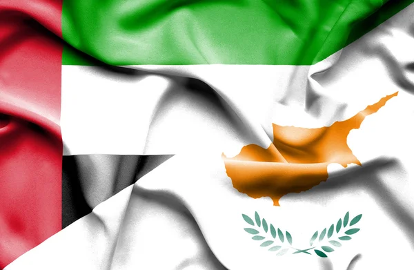 Kıbrıs ve Suudi Arabistan bayrağı sallayarak — Stok fotoğraf
