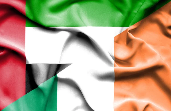 Mávání vlajkou Irska a Spojené arabské emiráty — Stock fotografie