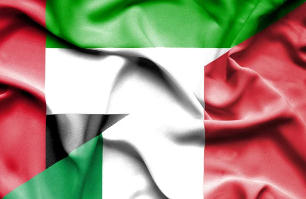 Κουνώντας τη σημαία της Ιταλίας και Ηνωμένα Αραβικά Εμιράτα — Φωτογραφία Αρχείου