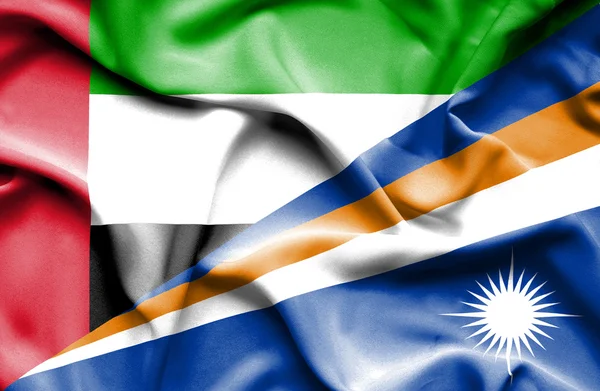 マーシャル諸島共和国、アラブ首長国連邦の旗を振っています。 — ストック写真