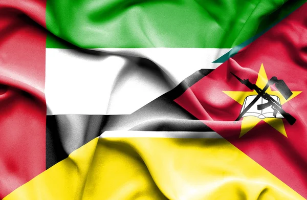 Drapeau agitant du Mozambique et des Émirats arabes unis — Photo