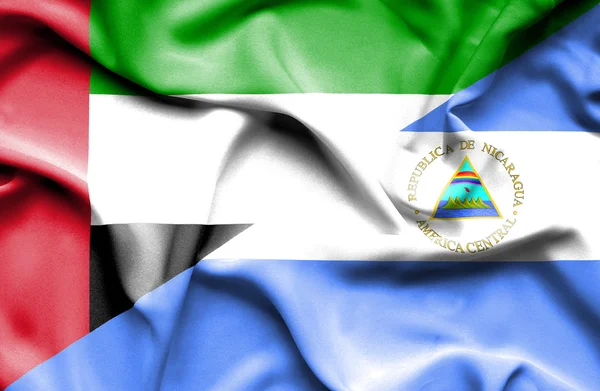 Κουνώντας τη σημαία της Νικαράγουα και Ηνωμένα Αραβικά Εμιράτα — Φωτογραφία Αρχείου