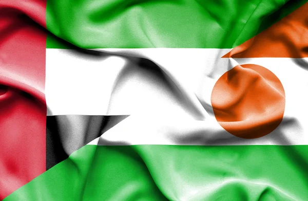 Wapperende vlag van niger en Verenigde Arabische Emiraten — Stockfoto
