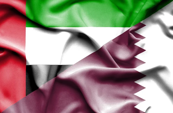 Katar ve Birleşik Arap Emirlikleri bayrağı sallayarak — Stok fotoğraf