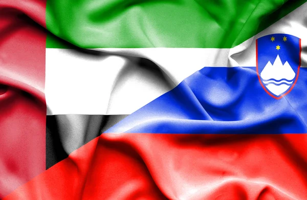Fahnenschwenken von Slowenien und vereinten arabischen Emiraten — Stockfoto