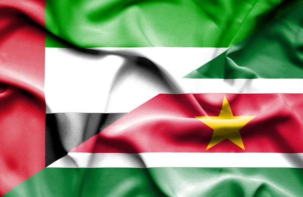 Mávání vlajkou Surinamu a Spojené arabské emiráty — Stock fotografie