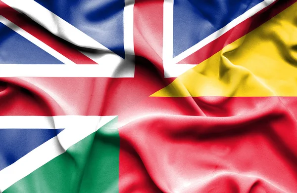 Κουνώντας τη σημαία του Μπενίν και μεγάλη Βρετανία — Φωτογραφία Αρχείου