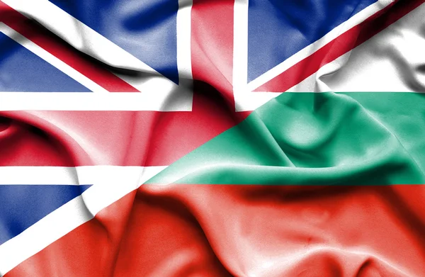 Ondeando la bandera de Bulgaria y Gran Bretaña — Foto de Stock