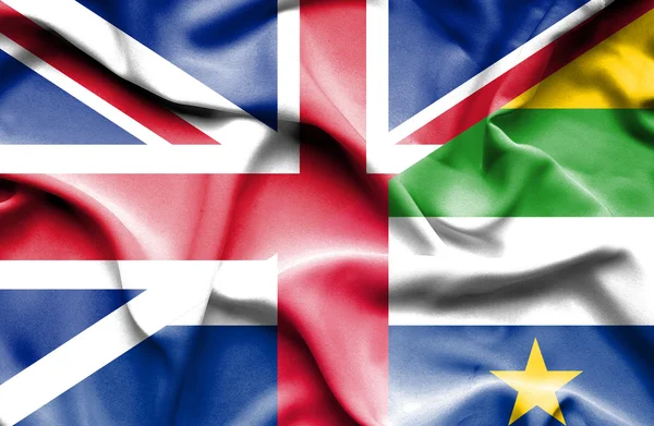 Wapperende vlag van de Centraal-Afrikaanse Republiek en Groot-Brittannië — Stockfoto