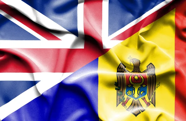 Mávání vlajkou Moldávie a Velké Británie — Stock fotografie