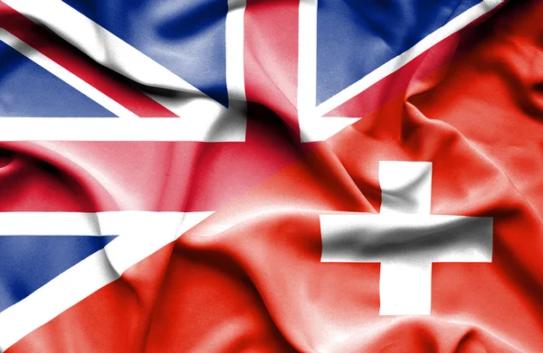 瑞士和英国那飘扬的旗帜 — 图库照片