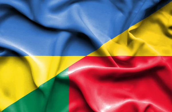 Flagge von Benin und der Ukraine schwenken — Stockfoto