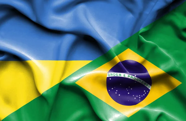 Bandeira acenando do Brasil e da Ucrânia — Fotografia de Stock