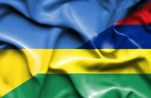 Flagge von Mauritius und der Ukraine schwenkend — Stockfoto