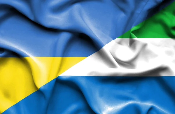 Flagge von Sierra Leone und der Ukraine schwenken — Stockfoto