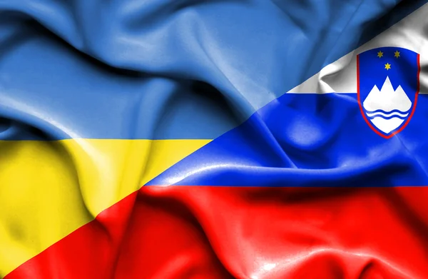 Vlající vlajka Slovinska a Ukrajiny — Stock fotografie