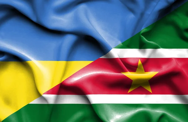 Flagge von Surinam und der Ukraine schwenken — Stockfoto