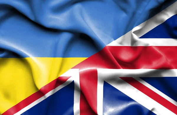 英国和乌克兰那飘扬的旗帜 — 图库照片
