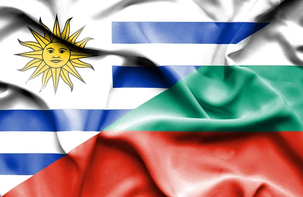 Flagge von Bulgarien und Uruguay schwenken — Stockfoto