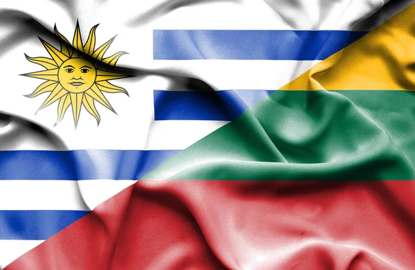 Flagge von Litauen und Uruguay schwenkend — Stockfoto