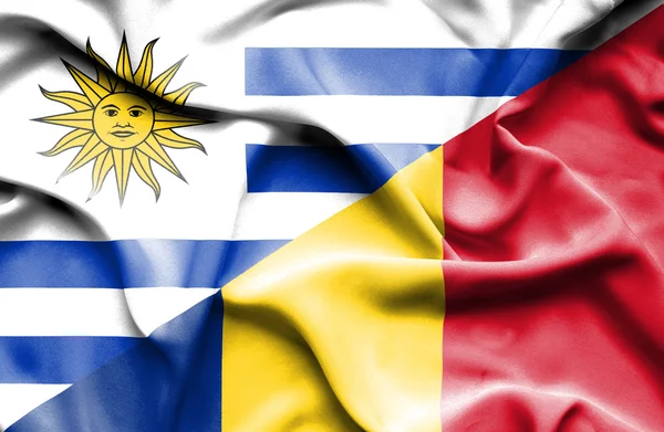 Vlající vlajka Rumunska a uruguay — Stock fotografie