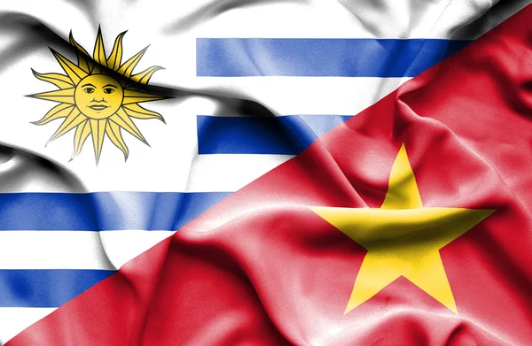 Fahne von Vietnam und Uruguay schwenkend — Stockfoto